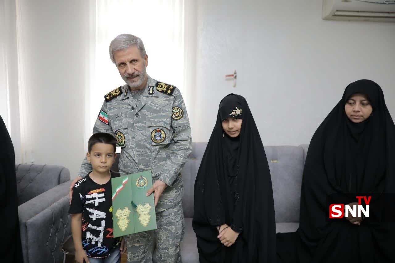 دیدار فرمانده کل ارتش با خانواده معظم ۵ تن از شهدا در جنگ تحمیلی ۱۲ روزه