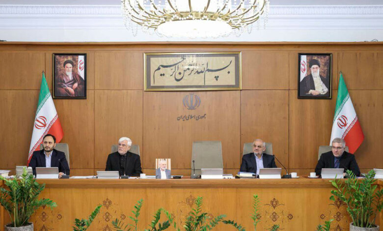 عارف: تیم اقتصادی دولت با تدبیر لازم ثبات را به بازار ارز باز می‌گرداند