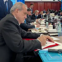 عکس/ امضای اسناد اجلاس سران شانگهای توسط رئیس‌جمهور