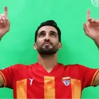 فولاد پیراهن خاص را به وحید امیری داد