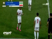 کار زیبای رضائیان و اهدای بازوبند کاپیتانی به علیرضا جهانبخش هنگام ورودش به زمین مسابقه 
