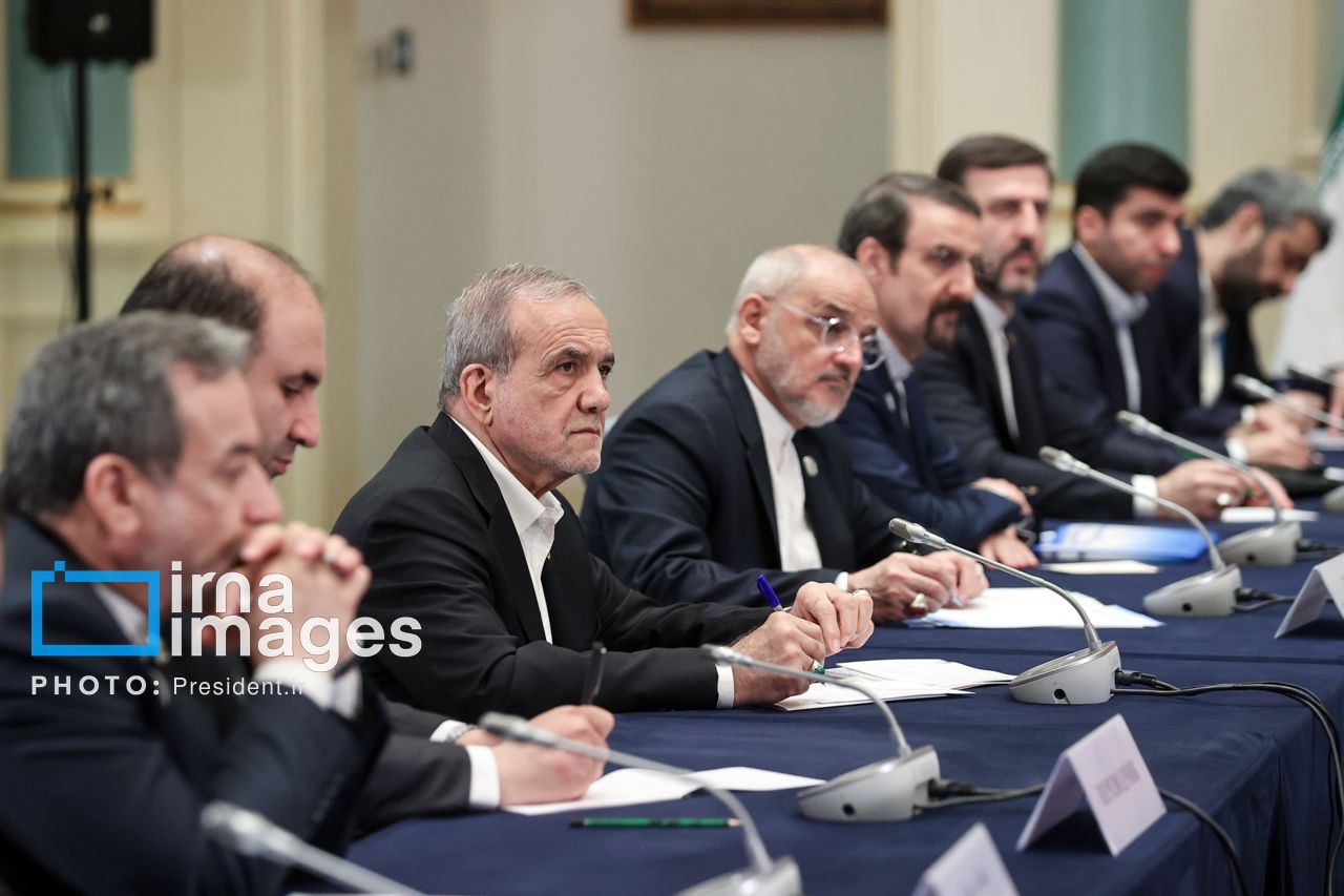 عکس/ دیدار رئیس جمهور با پوتین در حاشیه نشست سران سازمان همکاری شانگهای 