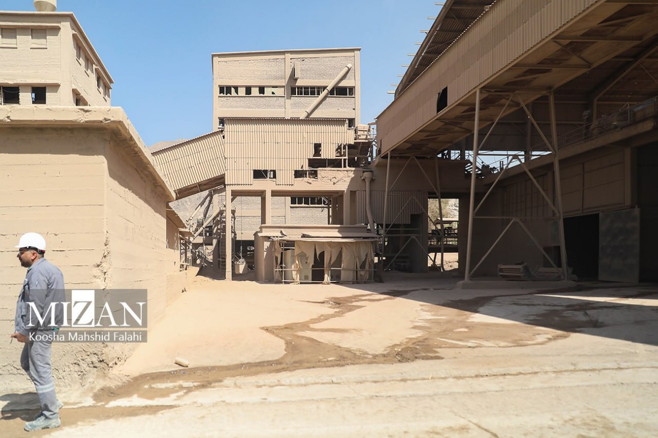 بازدید دادستان تهران از کارخانه سیمان