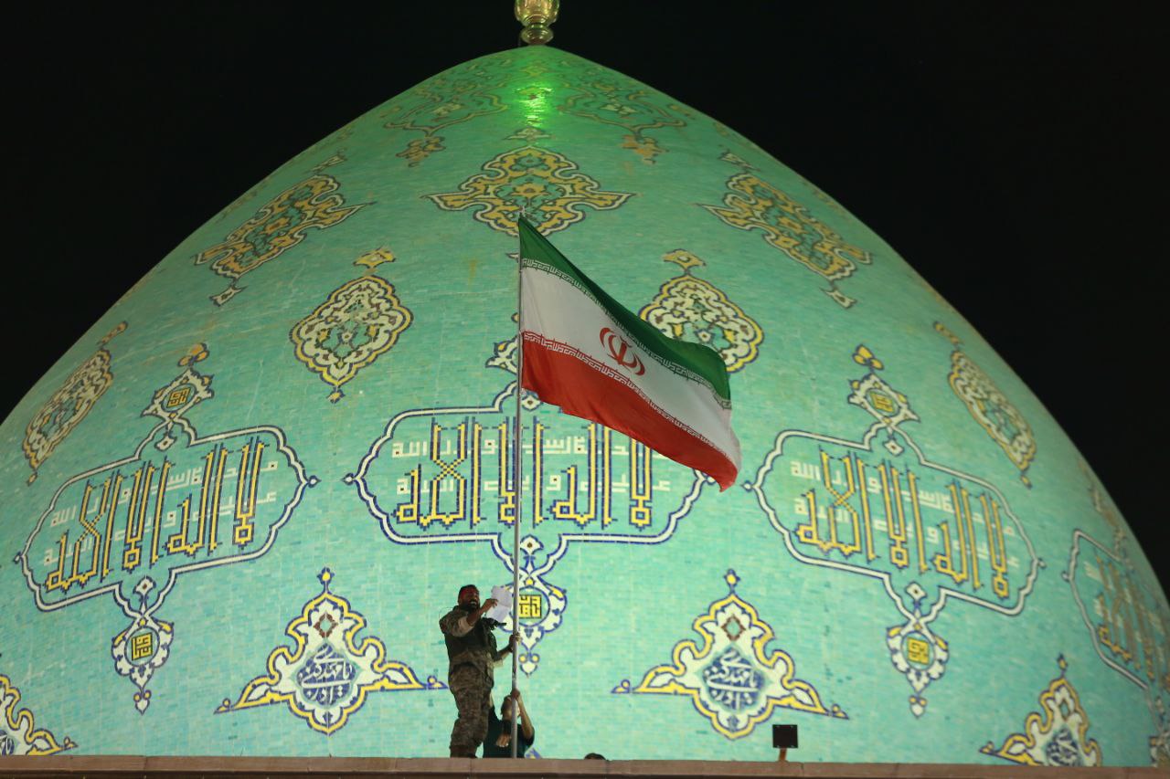 برافراشته شدن پرچم ملی در مسجد جمکران