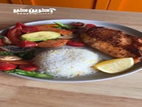 بشقاب برنج و سینه، پر از خوشمزگی!