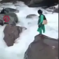 ‏ویدئویی پربازدید از یک پرستار در ‎هند برای رساندن واکسن به خانه‌ای دورافتاده 