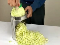 مراحل درست کردن یک دستگاه خلاقانه برای خردکن کلم با قوطی فلزی