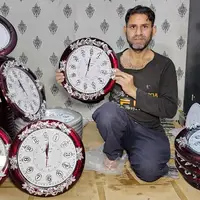 مراحل تولید ساعت دیواری دست ساز در کارگاهی در پاکستان