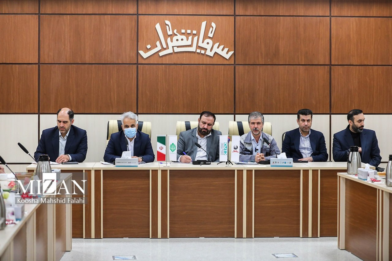 بازدید دادستان تهران از کارخانه سیمان