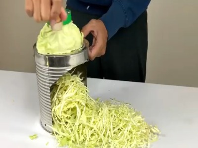 مراحل درست کردن یک دستگاه خلاقانه برای خردکن کلم با قوطی فلزی