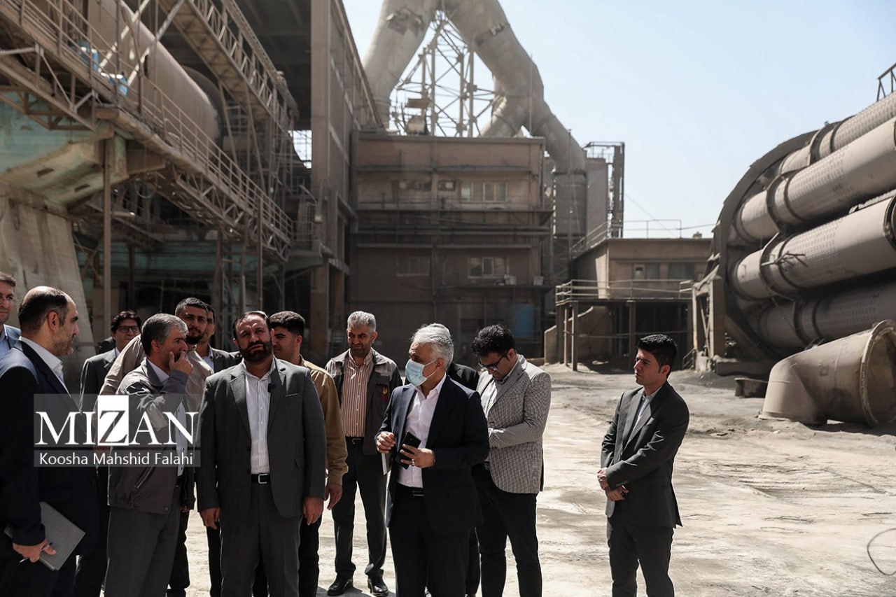 بازدید دادستان تهران از کارخانه سیمان
