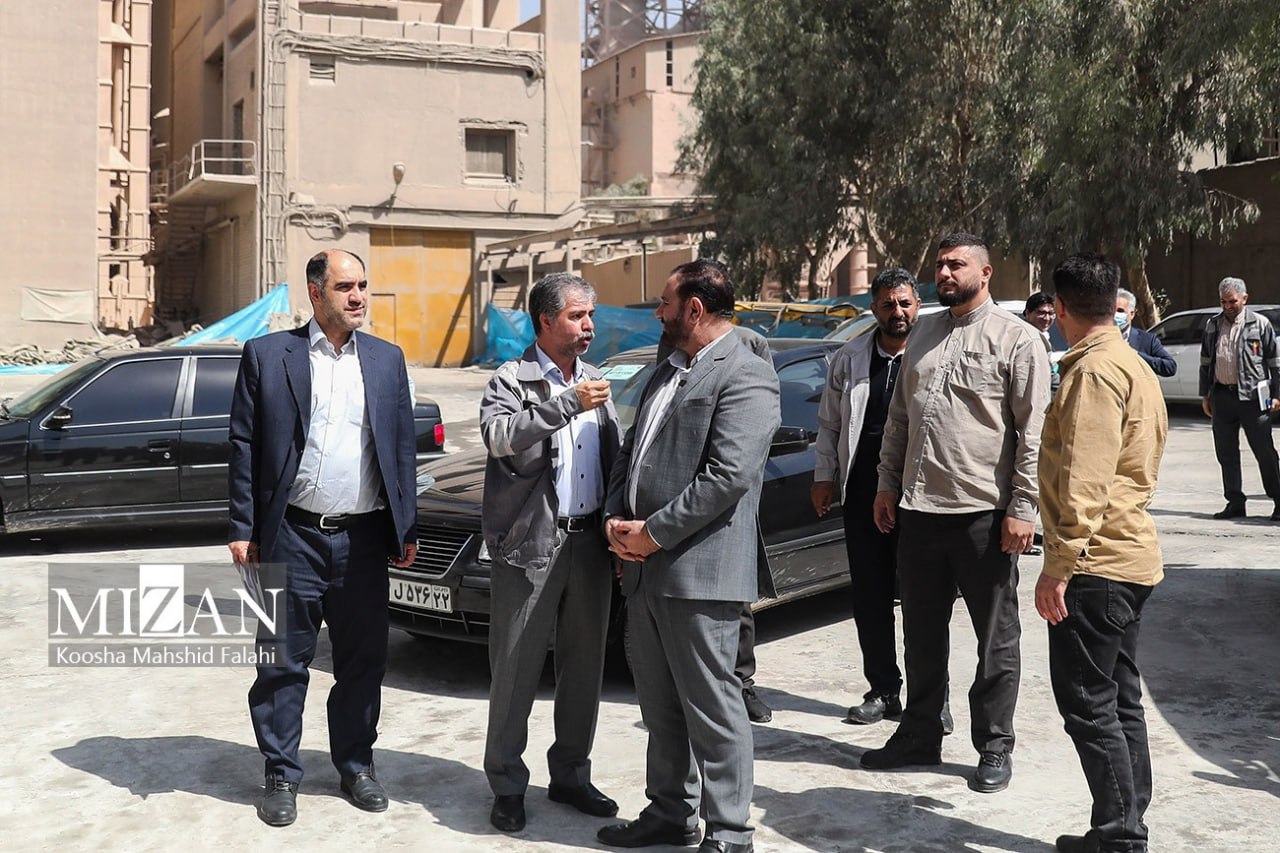 بازدید دادستان تهران از کارخانه سیمان