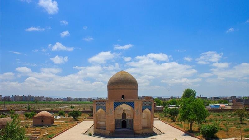 نقوش داخل بقعه شیخ کلخوران اردبیل مطالعه می‌شود