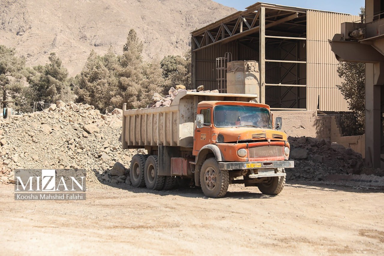 بازدید دادستان تهران از کارخانه سیمان