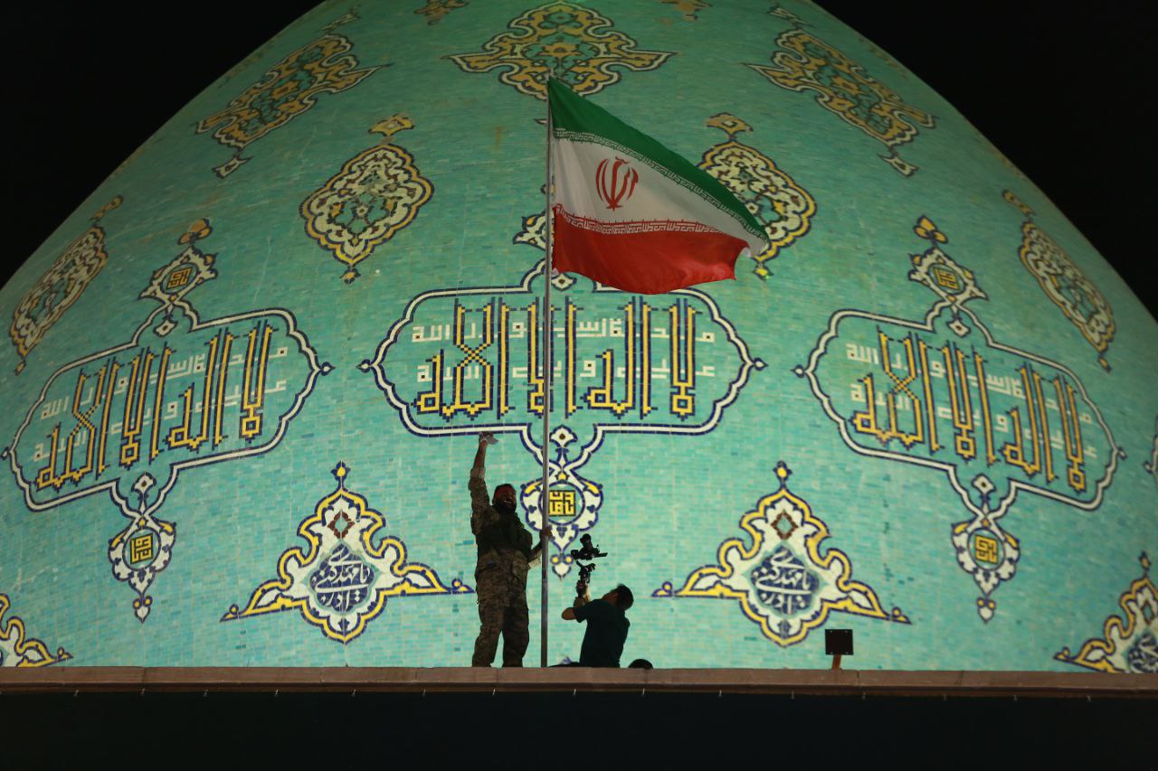 برافراشته شدن پرچم ملی در مسجد جمکران