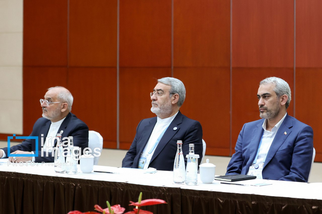 عکس/ دیدار رئیس جمهور در حاشیه نشست سران سازمان همکاری شانگهای  