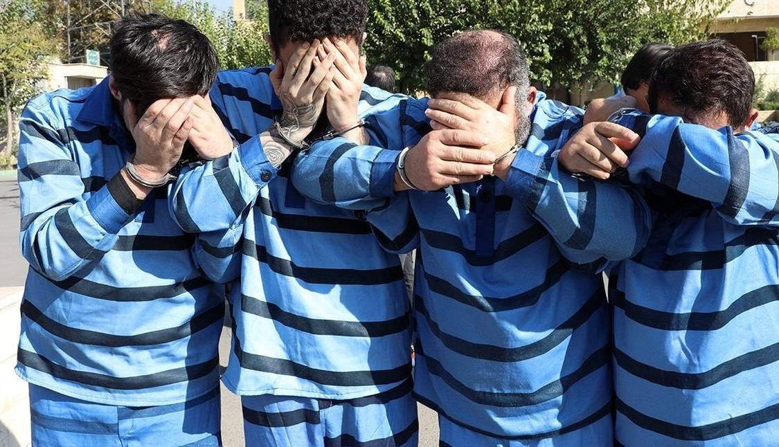 مادر و دخترشعبده باز، پوشاک مغازه ها را غیب می کردند!