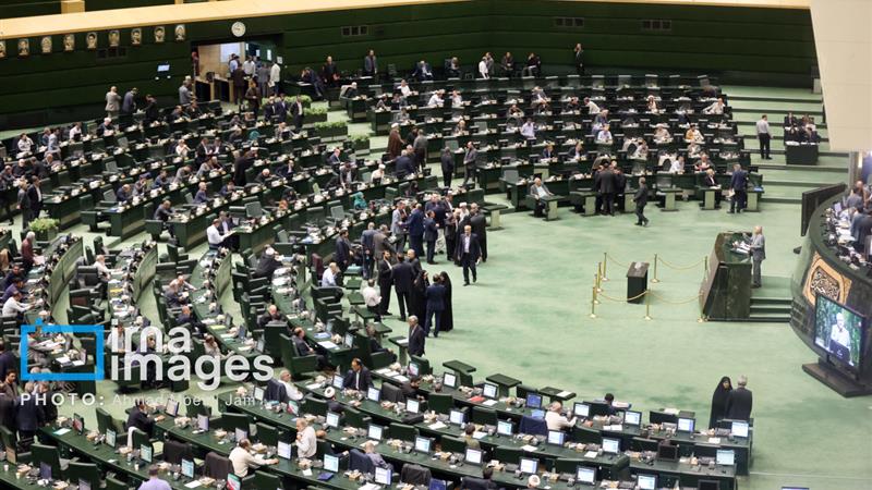 لایحه کاهش ساعات کار کارکنان و تعطیلی پنجشنبهها دوباره به کمیسیون اجتماعی ارجاع شد