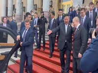 کیم جونگ اون، رهبر کره شمالی  سوار بر ماشین پوتین