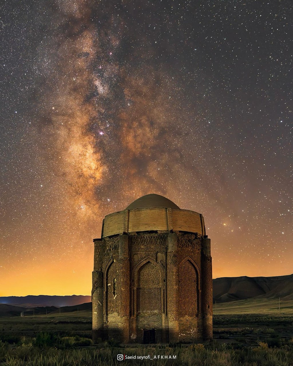 کهکشان راه شیری بر فراز برج‌های خرقان