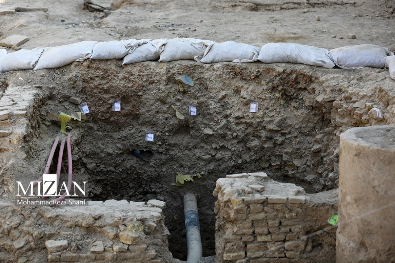 کشف ۱۰۰ سکه تاریخی در دل کمرزرین اصفهان  