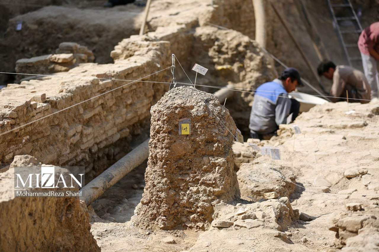کشف ۱۰۰ سکه تاریخی در دل کمرزرین اصفهان  