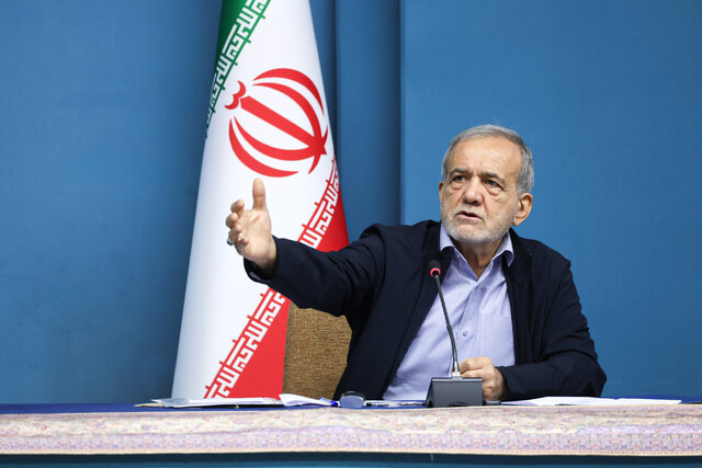 پزشکیان: قرار نیست همه مردم هزینه بیعرضگی مدیران را بدهند