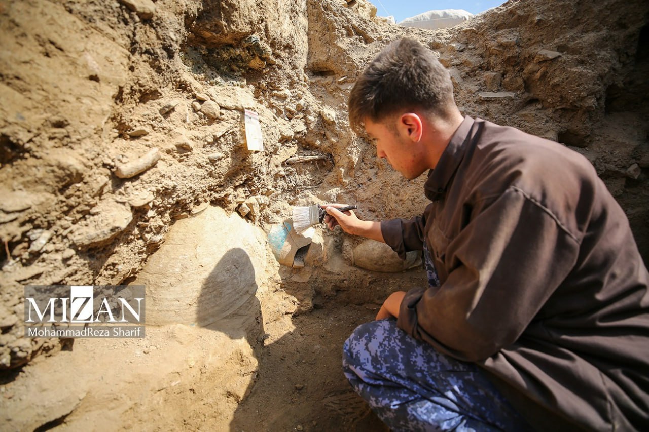 کشف ۱۰۰ سکه تاریخی در دل کمرزرین اصفهان  