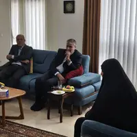 رئیس سازمان انرژی اتمی به دیدار خانواده شهید «فریدون عباسی» رفت