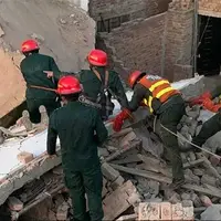 ریزش ساختمان در حال احداث اصفهان؛ نجات کارگر محبوس در زیر آوار بتن