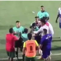 سیلی به گوش داور زن پس از دریافت کارت قرمز!