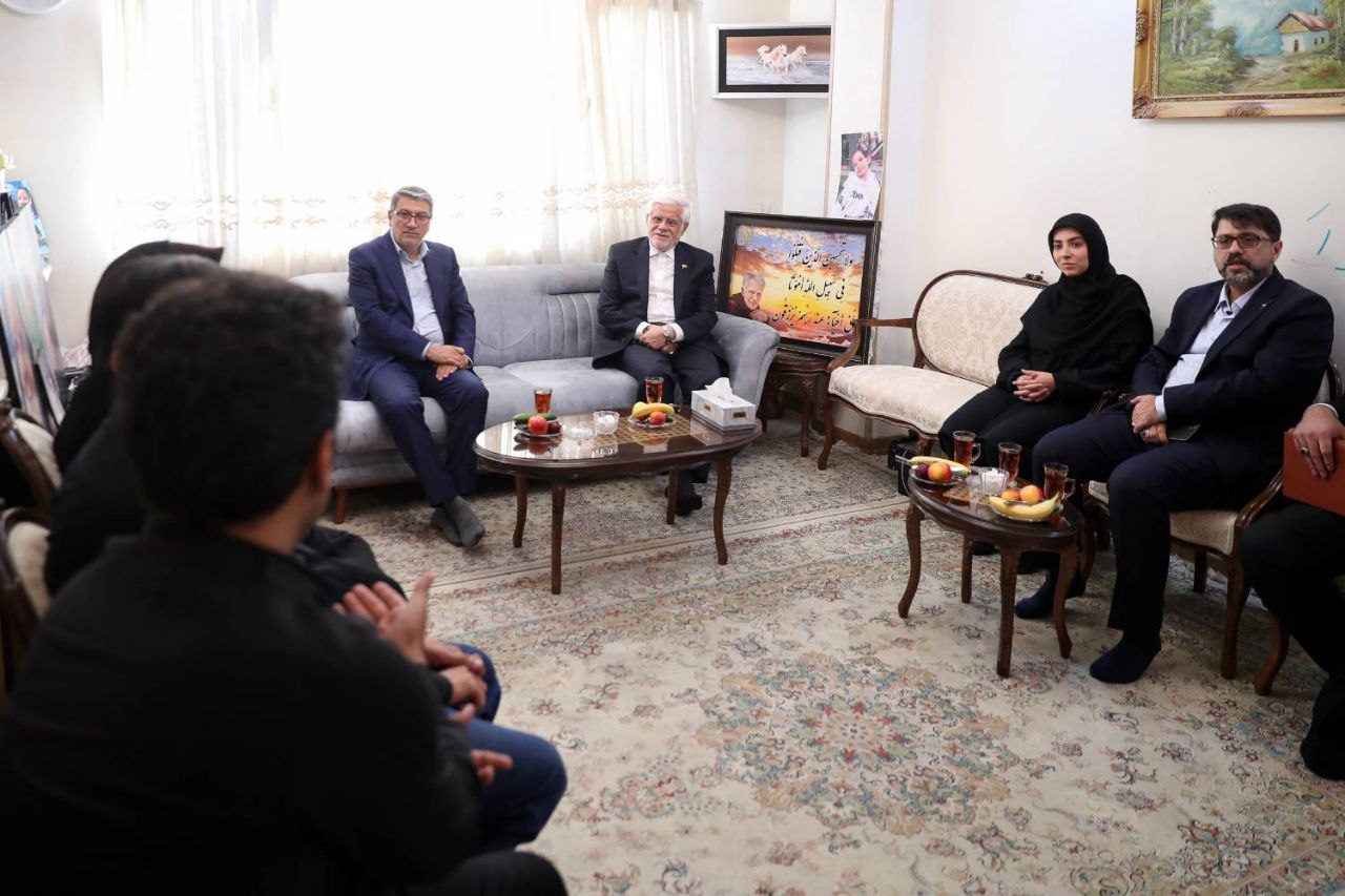 عارف در دیدار خانواده فرماندهان و دانشمندان شهید: راهبرد ایرانهراسی دشمنان کاملا خنثی شده است