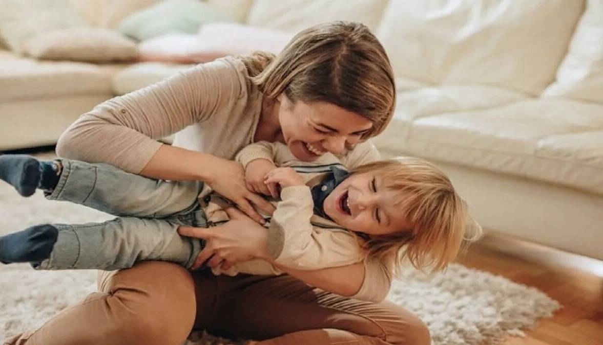 از خنده بچه ها وقتی قلقلک‌شان می دهید خوش‌تان نیاید، آنها اذیت می شوند