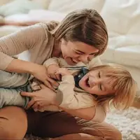 از خنده بچه ها وقتی قلقلک‌شان می دهید خوش‌تان نیاید، آنها اذیت می شوند