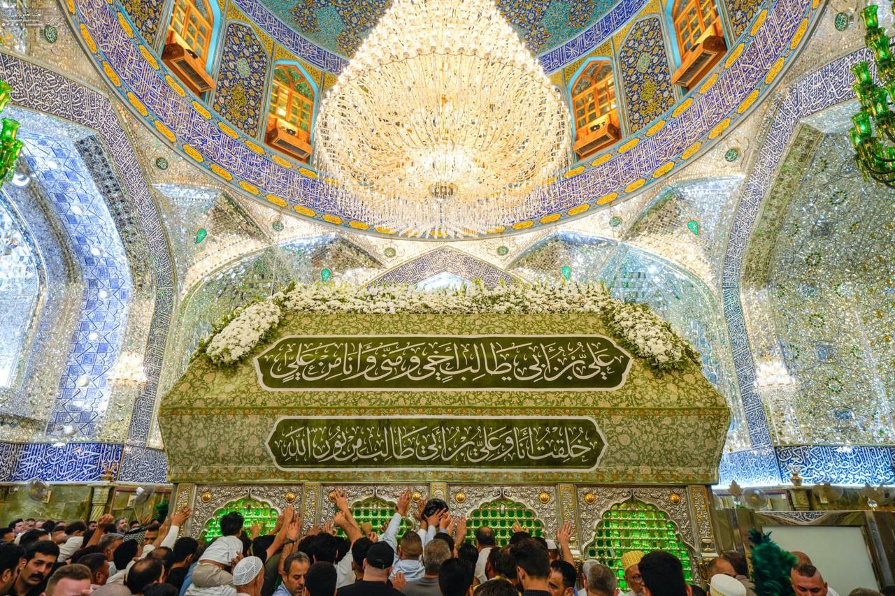 گلباران ضریح مطهر علوی هم‌زمان با ایام ولادت پیامبر(ص)