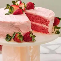 یک عصرانه دلپذیر شهریوری با کیک توت فرنگی