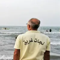 نجات جان مسافر ۴۰ ساله در دریای مواج ساحل زیباکنار