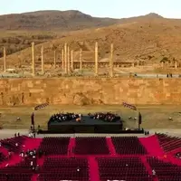  تصویری از آماده‌سازی محل برگزاری کنسرت ارکستر ملی ارمنستان در تخت جمشید