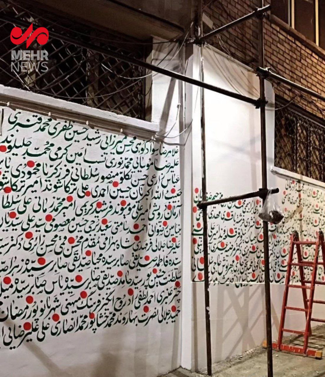 عکس/ خوشنویسی اسامی شهدای جنگ ۱۲ روزه در محل اصابت موشک صهیونیست‌ها 