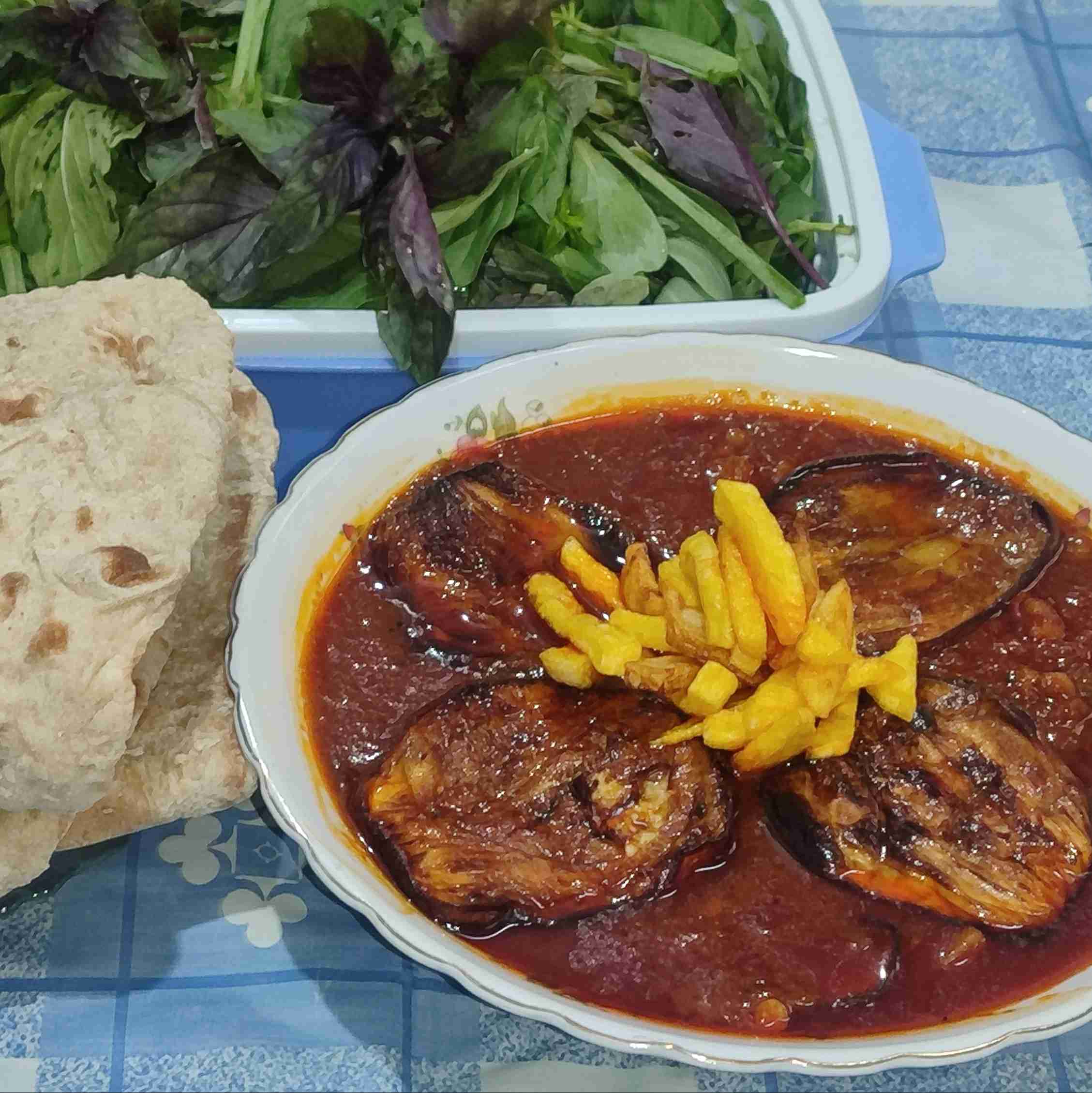 تایم ناهار..قیمه بادمجون ،نان تازه پخت خونگی وسبزیه تازه ..😋نوش نگاه پر مهر تون🦋🍅🌶️🍅🦋