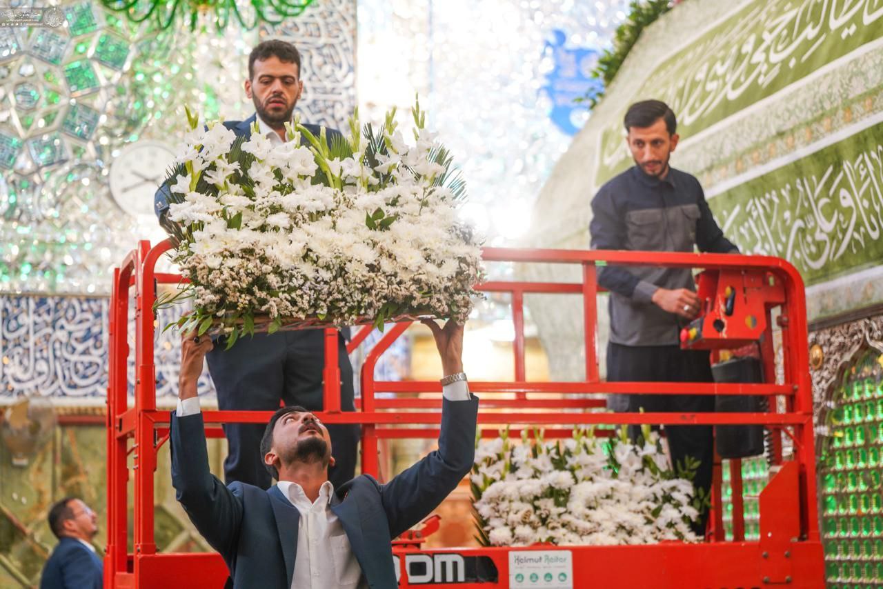 گلباران ضریح مطهر علوی هم‌زمان با ایام ولادت پیامبر(ص)