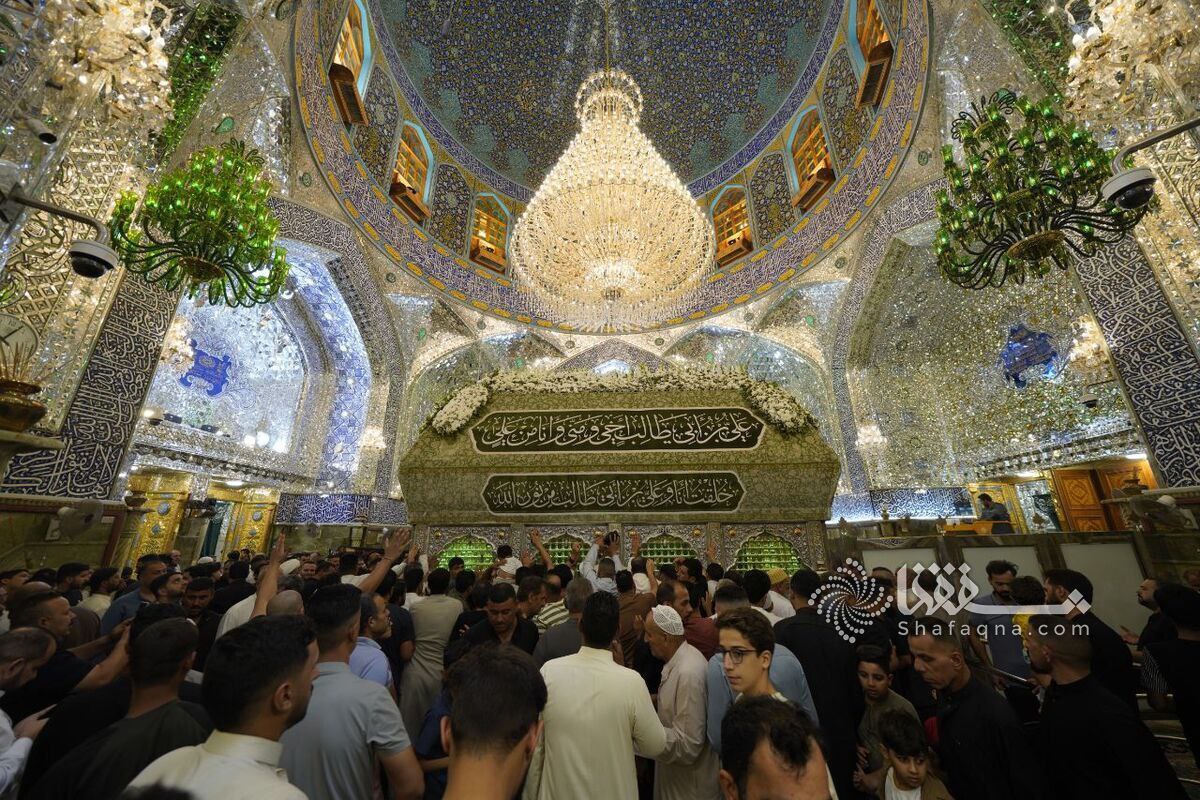 عکس/ برافراشته شدن پرچم پیامبر اکرم (ص) در حرم امام علی (ع) به مناسبت هفته صادقین