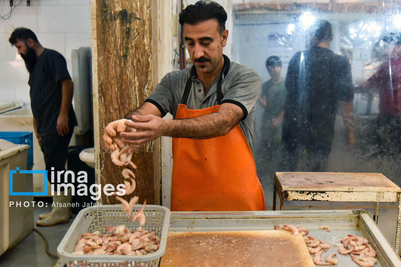 ​​​​​​​فروش میگو روی لنج  