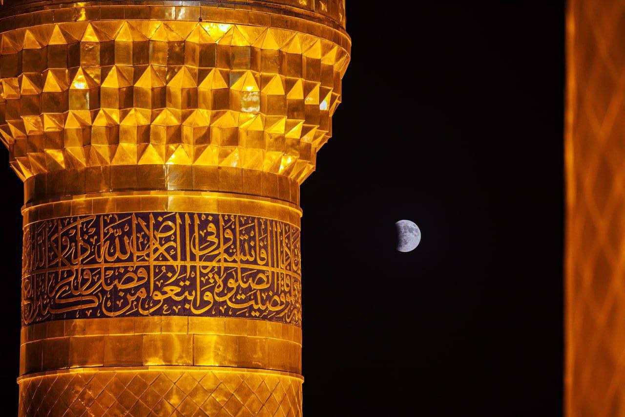 عکس/ تصاویری از ماه‌گرفتگی در آسمان کربلای معلی