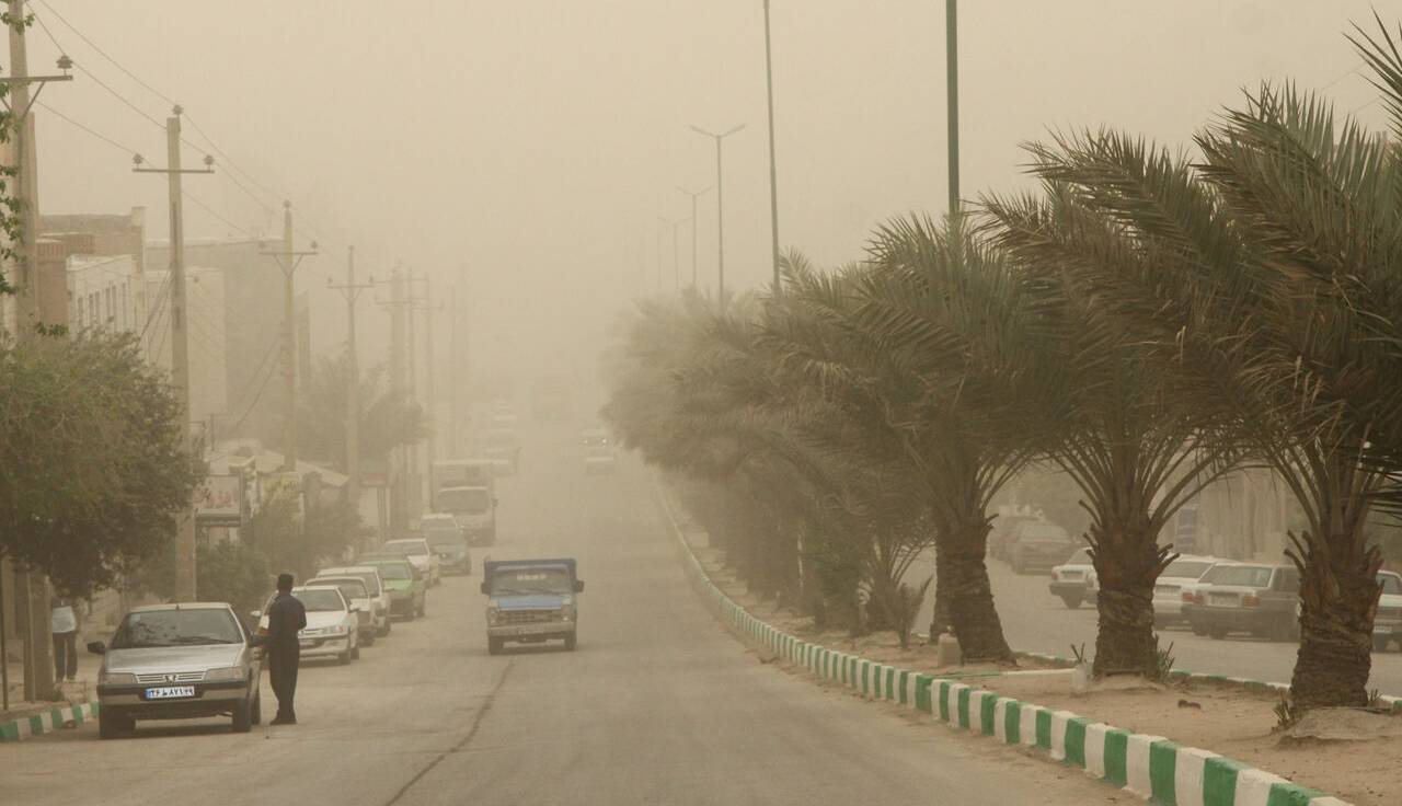 وزش باد و گرد و خاک در شرق اصفهان؛ دما ثابت میماند