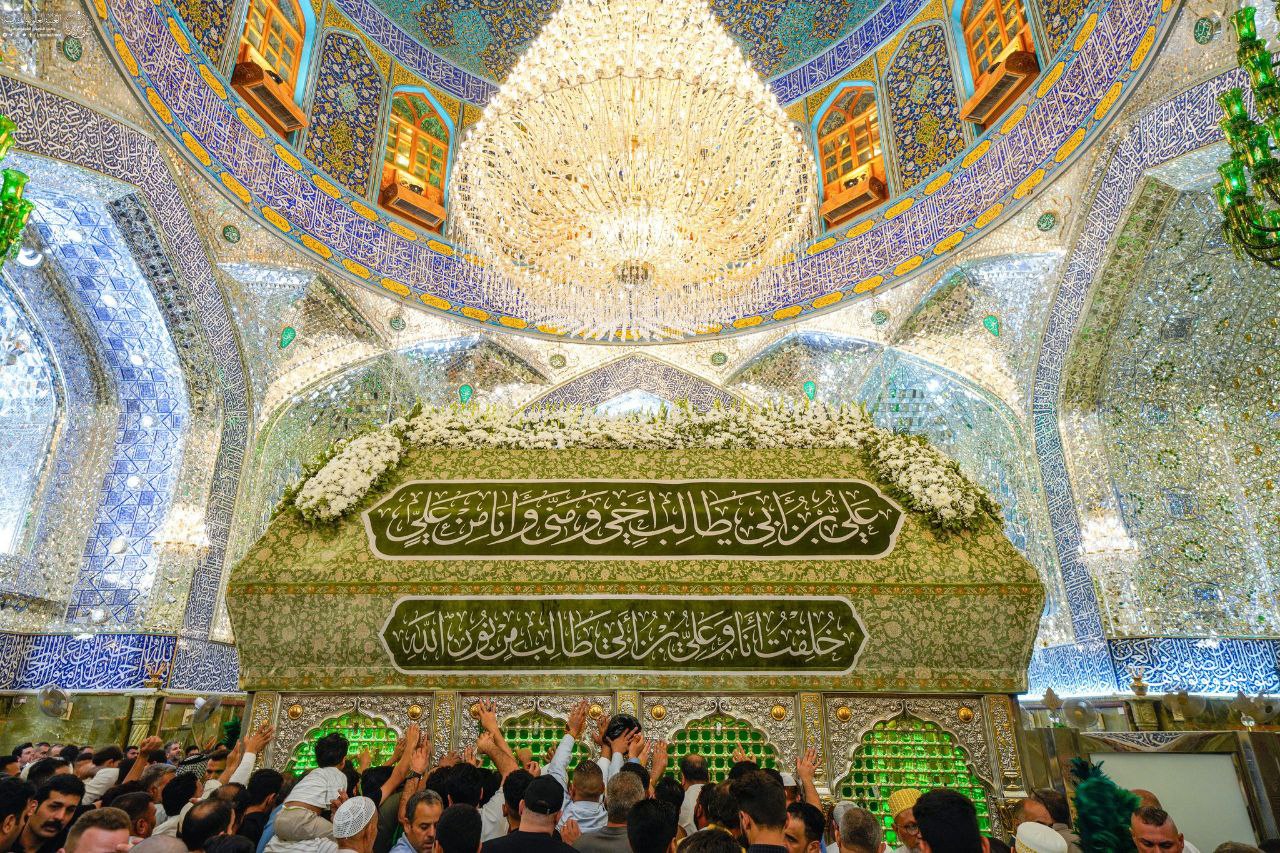 عکس/ برافراشتن پرچم پیامبر اکرم(ص) در حرم امام علی(ع) به مناسبت هفته صادقین