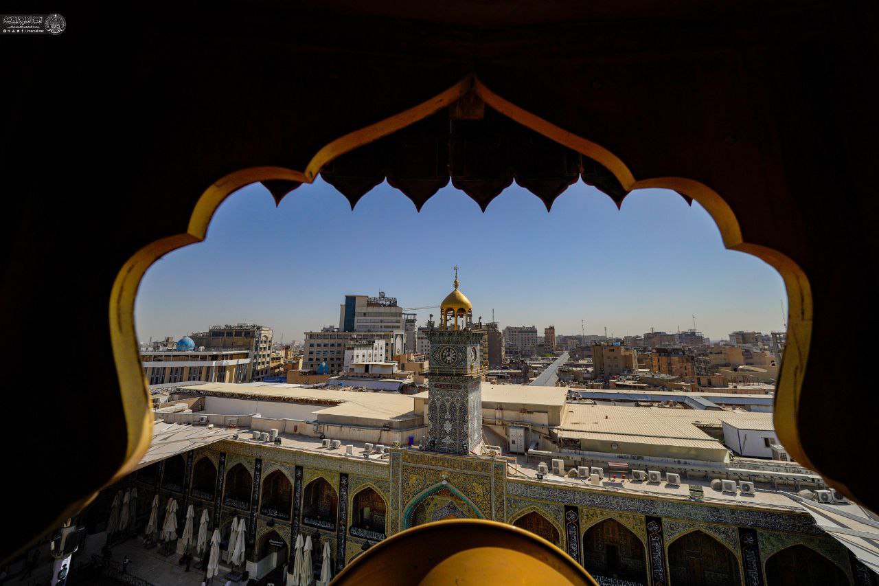 عکس/ برافراشتن پرچم پیامبر اکرم(ص) در حرم امام علی(ع) به مناسبت هفته صادقین