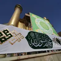 عکس/ برافراشته شدن پرچم پیامبر اکرم (ص) در حرم امام علی (ع) به مناسبت هفته صادقین