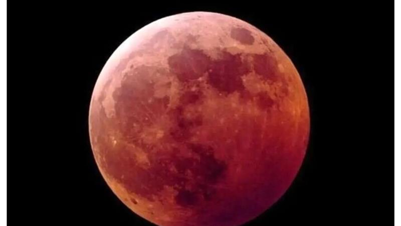 عکس | لحظه آغاز ماه‌گرفتگی در قم