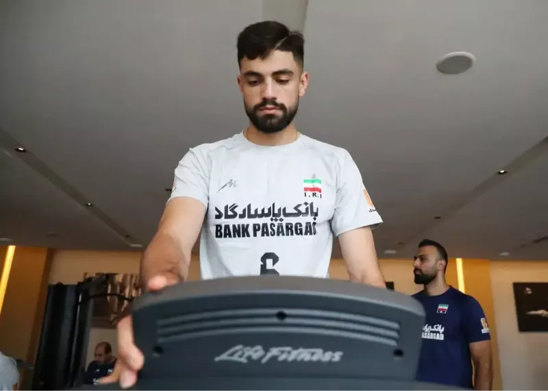 به همه حریفان مثل آمریکا و لهستان نگاه میکنیم